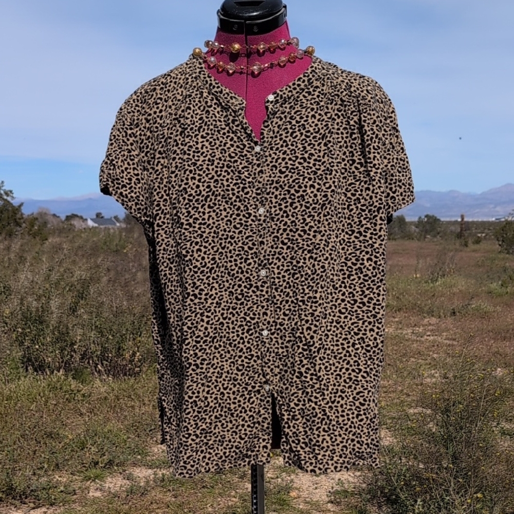 Old Navy Leopard Cheetah Print Button up Shirt XL